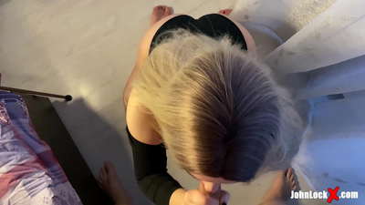 Raudonplaukė čiulpia penį ir dulkinasi, gaudama spermos ant savo užpakalio